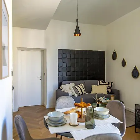 Apartment Charming 2 Refurbished Super Center 205a